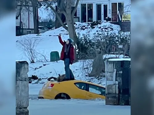 Sa voiture coule dans un lac gelé, elle prend un selfie sur le...